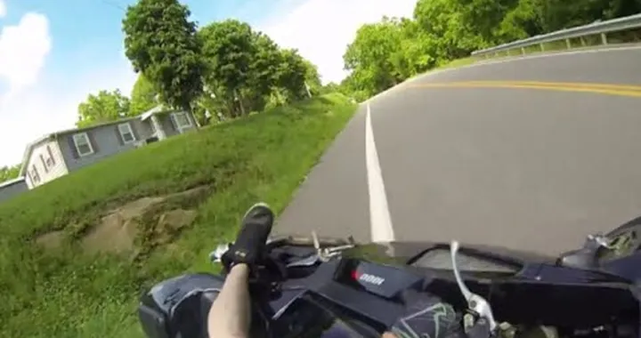 Incidente in moto...in tenuta da spiaggia