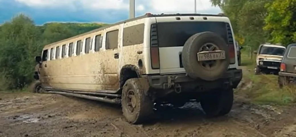 L'Hummer H2 Limousine non rinuncia al fuoristrada [Video]
