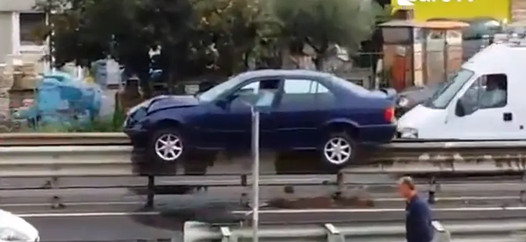 A Rimini la BMW resta in bilico sul guard rail