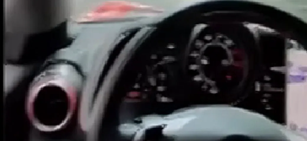 Ferrari a 80 km/h in città, polemica: il vigile applaude, il web insorge