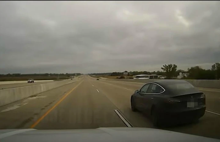 Dorme al volante della Tesla con Autopilot: fermato dalla Polizia [Video]