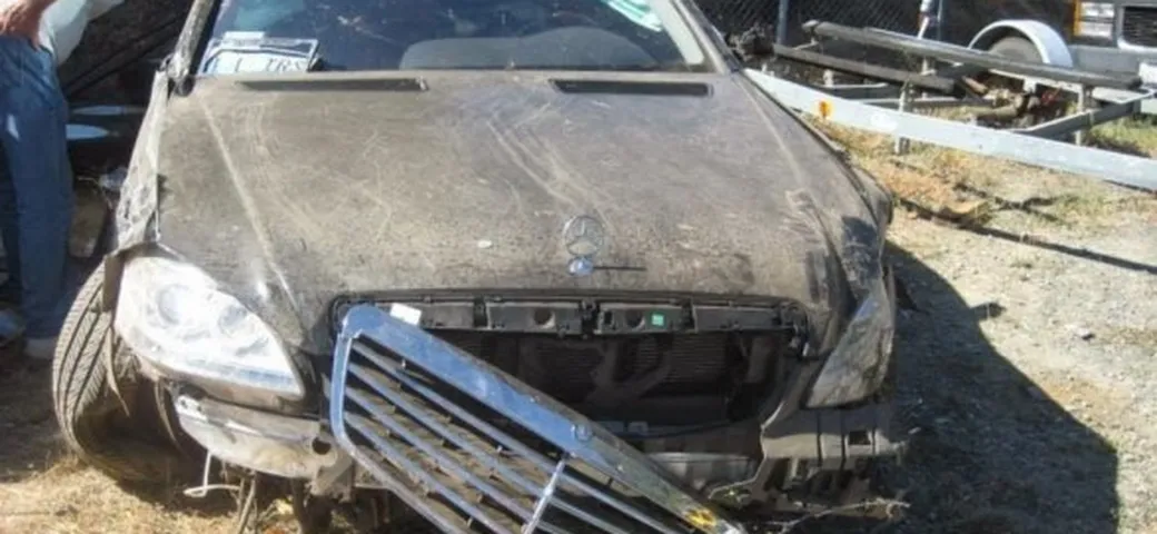 La Mercedes Classe S vola giù dalla scarpata. Ecco le immagini