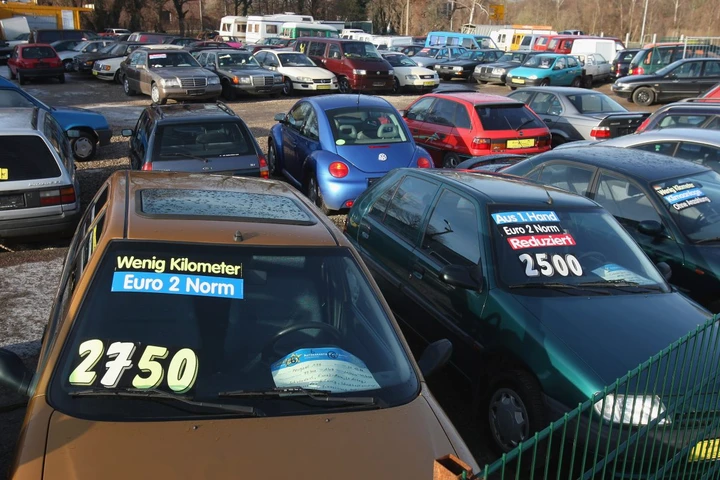 Mercato auto usate ad agosto: lieve frenata, boom delle ibride a benzina