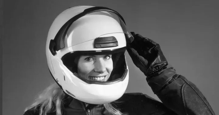 BMW, 50 anni di caschi moto: dal primo integrale al System 8
