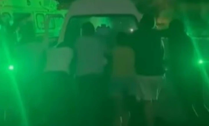 Ambulanza elettrica con batterie scariche: viene spinta durante il soccorso