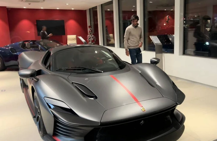Ferrari Daytona SP3: la nuova supercar di Carlos Sainz Jr. | Video