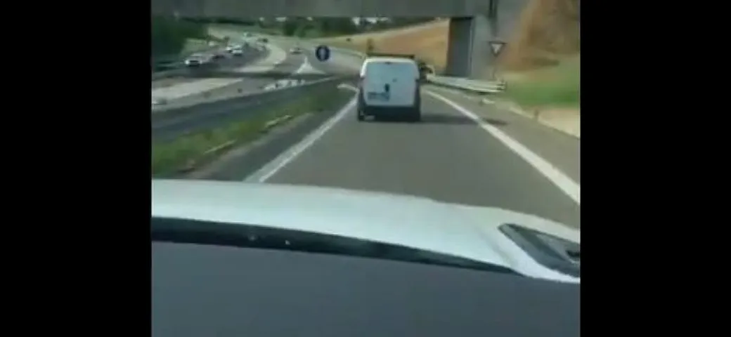 Pavia: il furgone rubato da minorenni si schianta in tangenziale [Video]