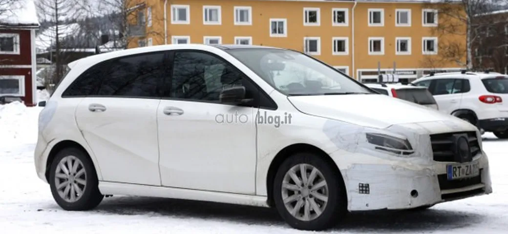 Mercedes Classe B: foto spia del facelift