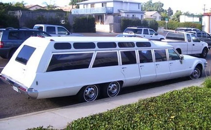 Toronado limousine Station Wagon con 6 ruote