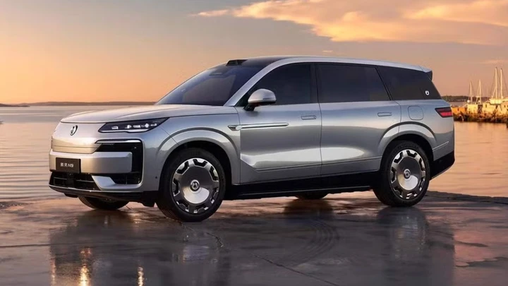 Denza N9, il SUV plug-in da quasi 1.000 CV che si ricarica in soli 9 minuti