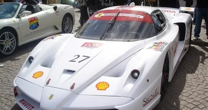 Una Ferrari FXX candida come la neve