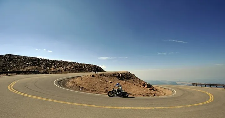 Pikes Peak 2016: vittoria di Langlois su Kawasaki Z1000. A podio due elettriche