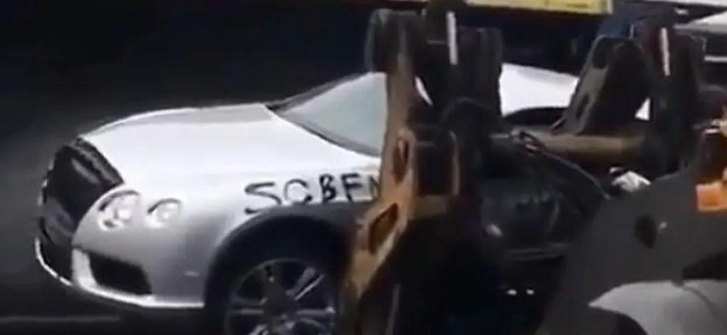 Bentley Continental GT schiacciata da una pressa [Video]