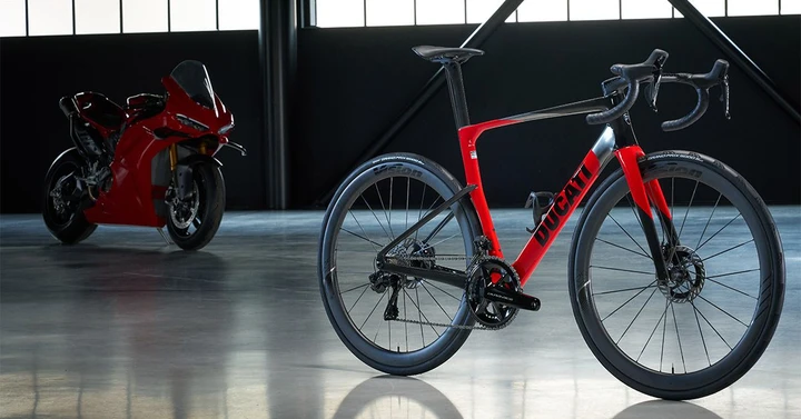 Ducati porta il DNA racing sulle bici: la gamma 2027 parte da 5.990 euro