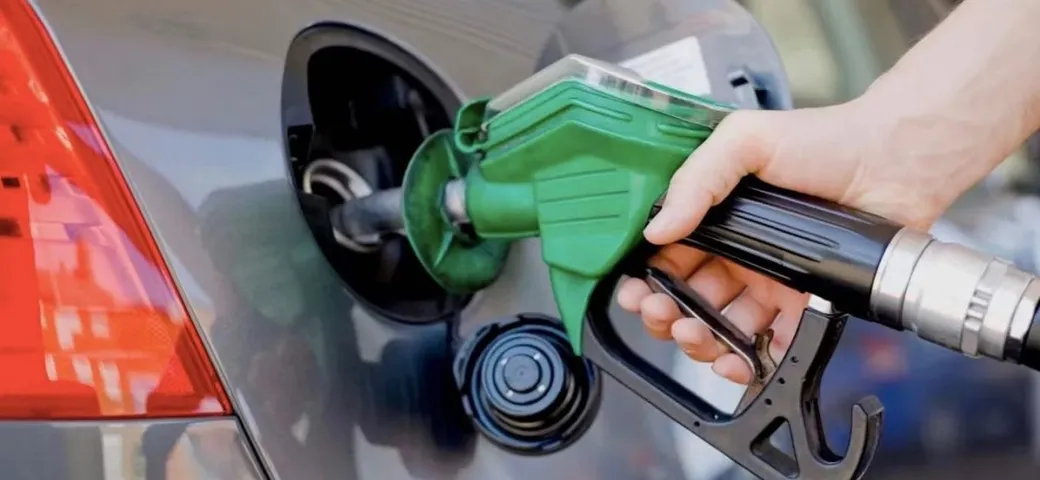 Perché fare piccoli rabbocchi di benzina può danneggiare l'auto
