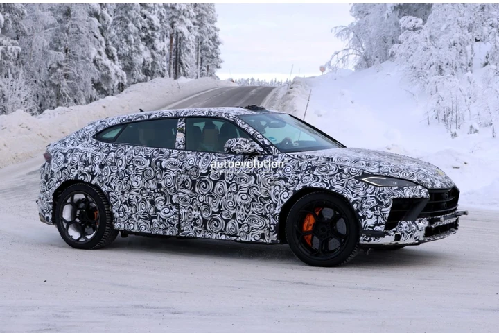 Lamborghini Urus SE Performante: le foto spia dell'ibrido