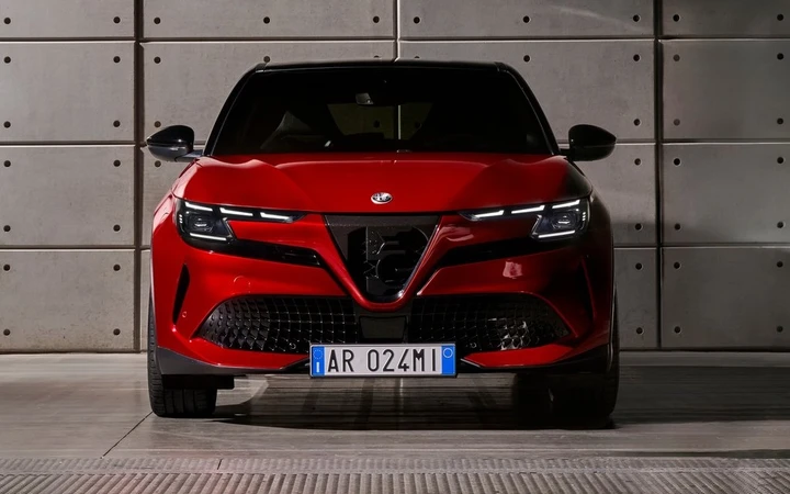 Alfa Romeo: le nuove Stelvio e Giulia presenteranno targhe centrali