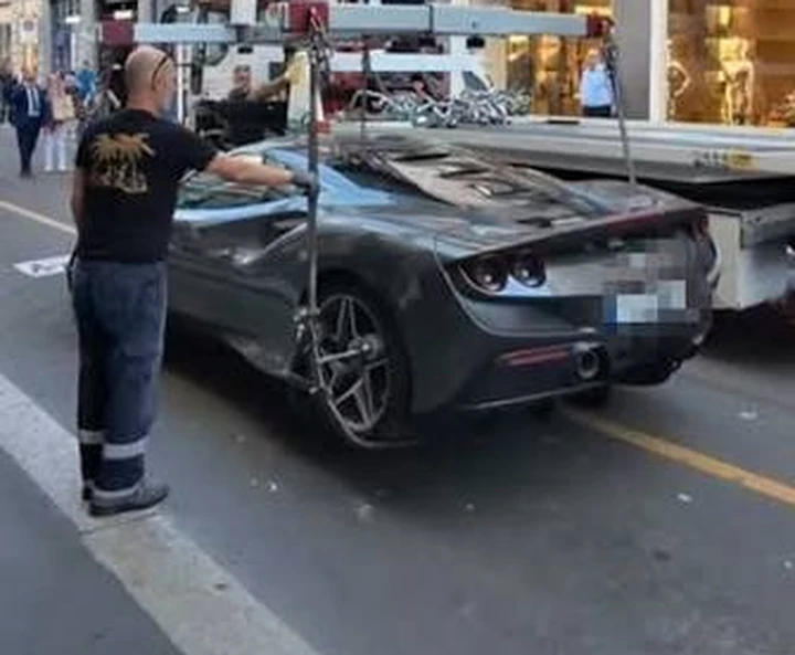 Va in centro a Milano con la Ferrari, ma per tornare a casa servirà un altro mezzo