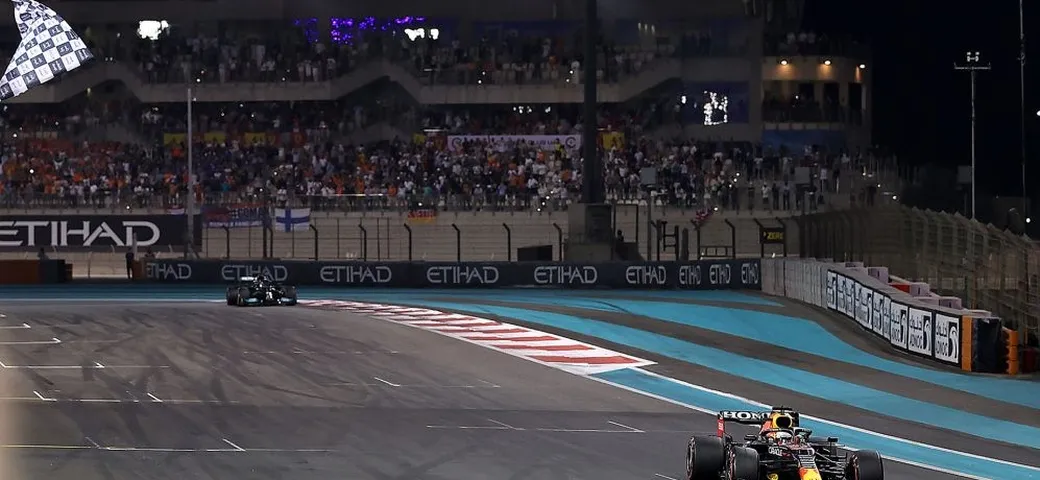 F1 GP Abu Dhabi: Verstappen è campione del mondo tra le polemiche