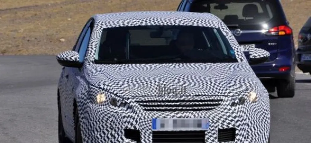 Foto spia nuova Peugeot 308