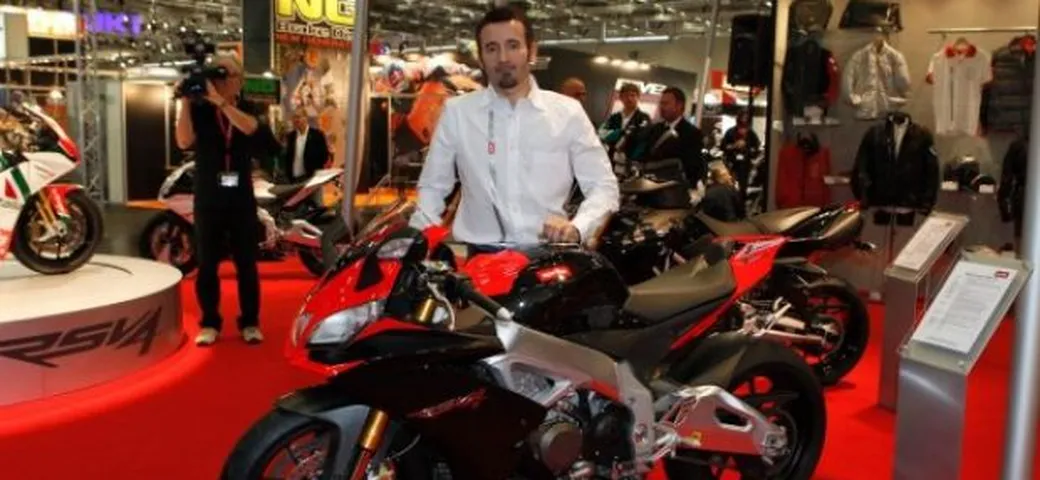 Max Biaggi tiene a battesimo le novità del Gruppo Piaggio al Salone di Colonia