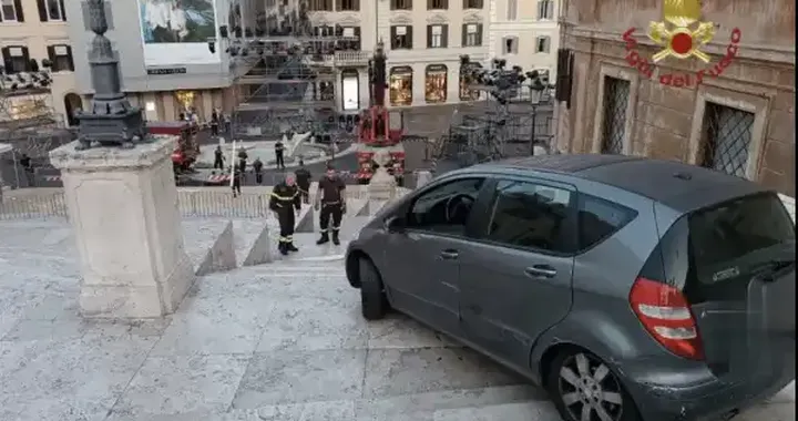Incidente a Trinità dei Monti: auto sulla scalinata, l'ennesimo caso