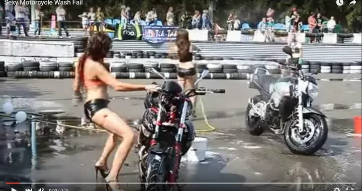 Lavaggio sexy della moto con imprevisto [Video]