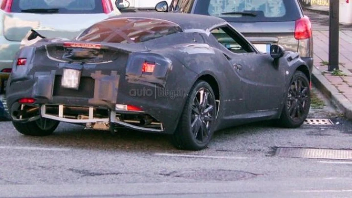 Alfa Romeo 4C: le prime foto spia su strada