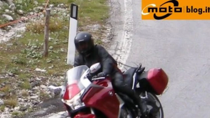 Le foto spia della nuova Honda V4 a spasso per le Alpi