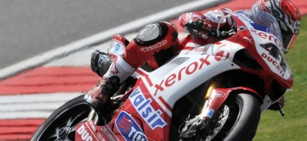 WSBK: un Haga ritrovato vince di mezza ruota su Checa e Biaggi, grazie alla classifica aggregata