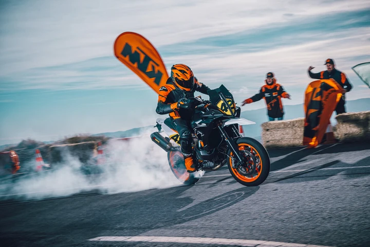 KTM svela la nuova SMT 890: caratteristiche e prezzi