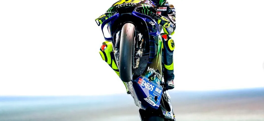MotoGP e F1 show: Rossi-Hamilton, scambio di “doni” rombanti a porte chiuse