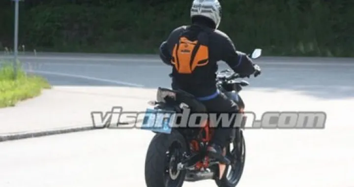 Foto spia della KTM Duke 690R 2010