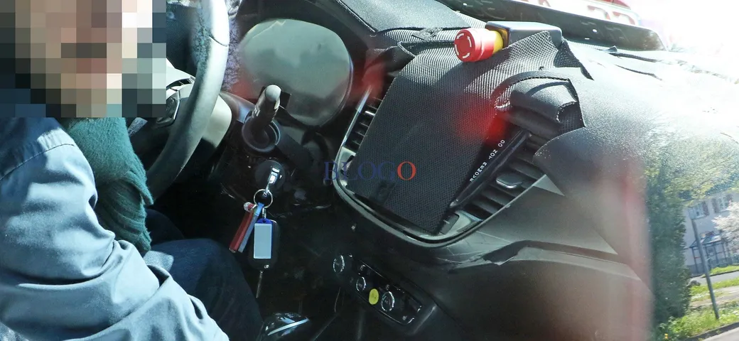 Foto spia Opel Meriva: le prime degli interni