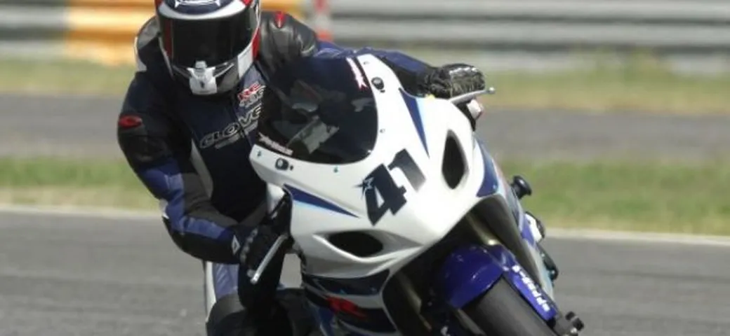 Scatto in Corsa: Suzuki GSX-R 750 K5 ad Adria