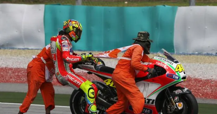 Valentino Rossi vs il Commissario di Sepang /video