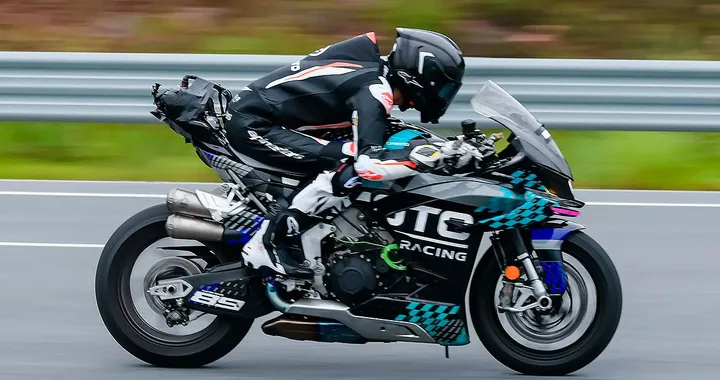 La CFMoto V4 SR-RR vola a 315 km/h: il video integrale della prova in pista