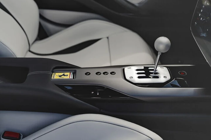 Ferrari riporta il cambio manuale sulla 12Cilindri: ecco come funziona
