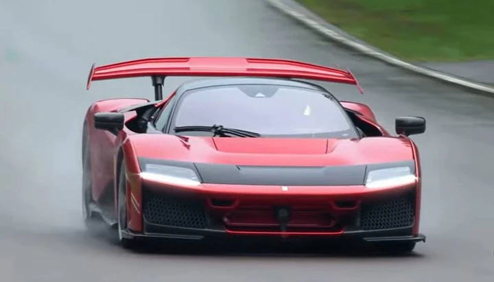 Ferrari F80: le riprese in pista ad Imola per le Finali Mondiali | Video