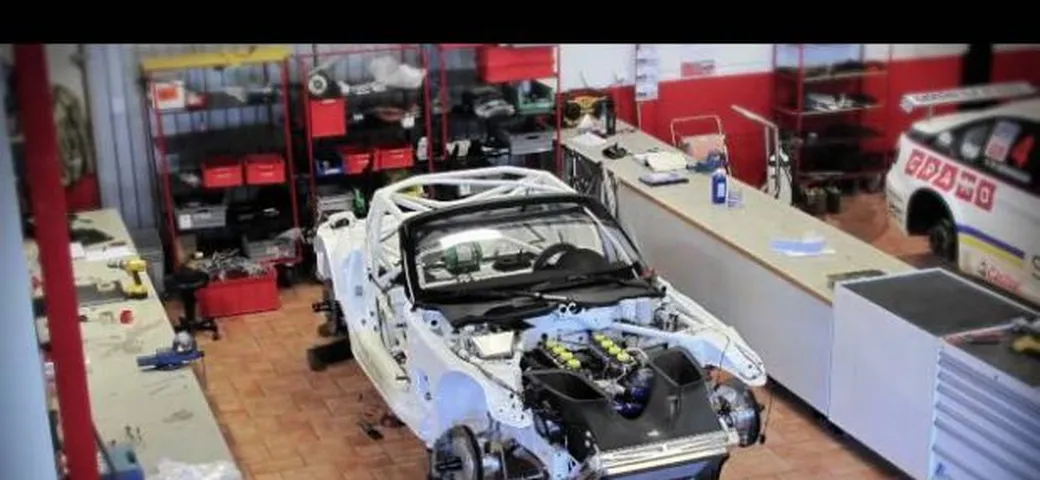 BMW Z4: un video mostra come costruire un esemplare da GT3