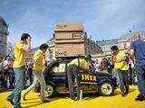 Quattordici persone dentro a una Fiat 500: singolare record imbattuto