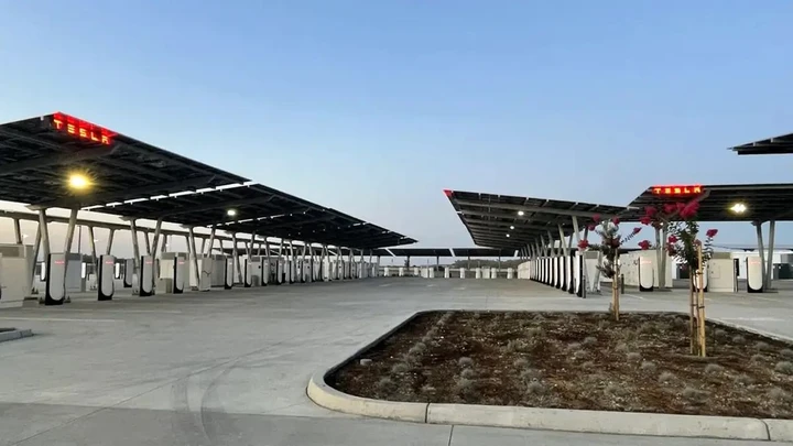 Tesla Oasis Supercharger, non solo velocità di ricarica ma anche comfort
