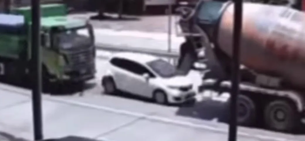 Auto schiacciata tra due camion: il guidatore sopravvive [Video]