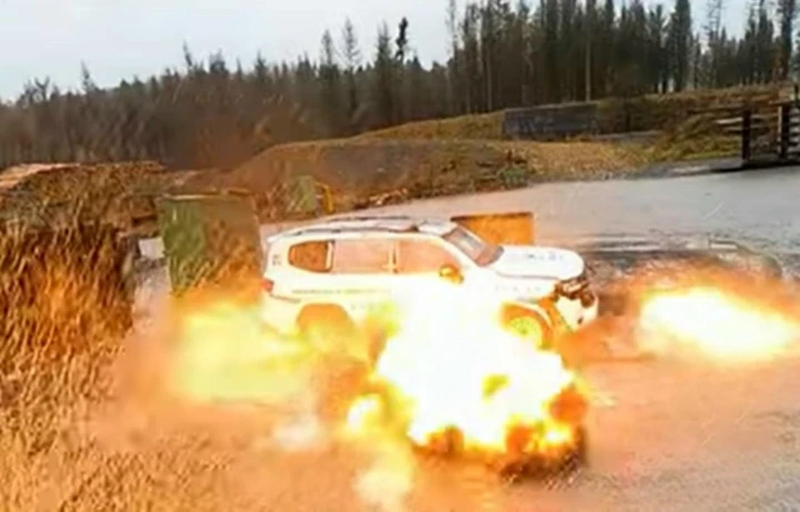 La Toyota Land Cruiser 300 resiste a tutti questi esplosivi [Video]