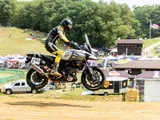 Dan Bromley nuovo campione AFT AdventureTrackers 2025: trionfo con la Suzuki V-Strom 1050