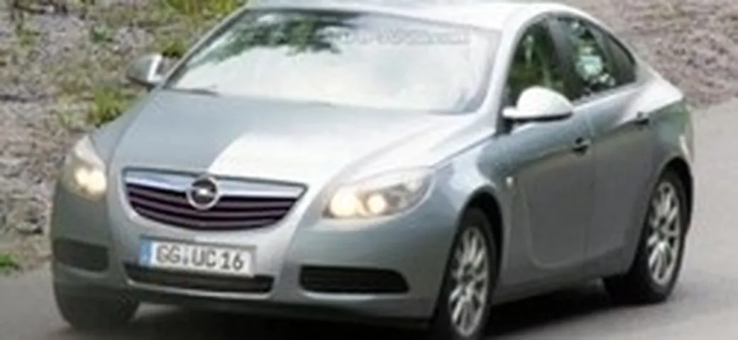 Opel Vectra: immagini definitive ?