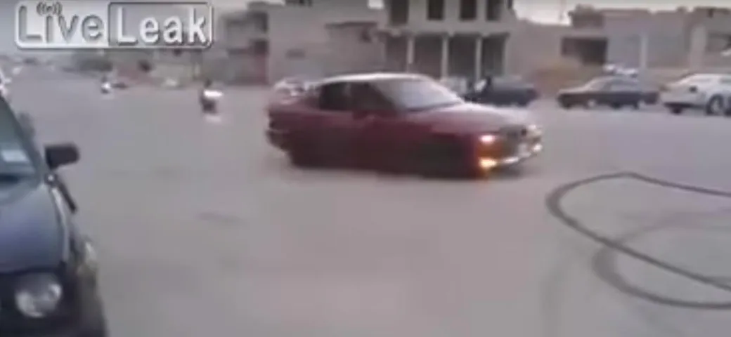 Terribile incidente tra una moto e un'auto che fa drifting [Video]