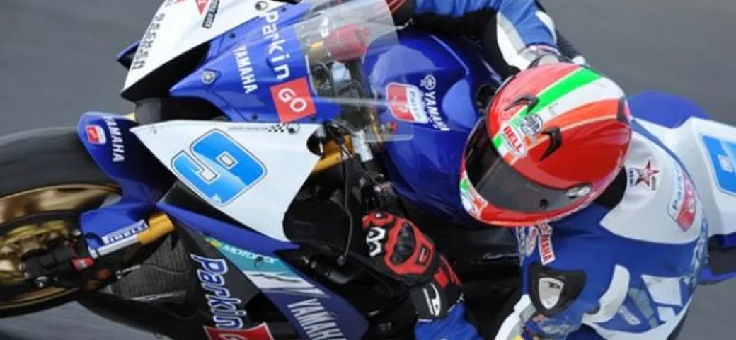 Supersport, Donington: Luca Scassa primo nelle qualifiche precede Lowes e Parkes