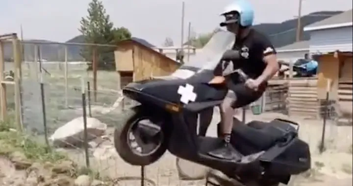 Il folle salto in sella al mitico Honda CN: ecco il video