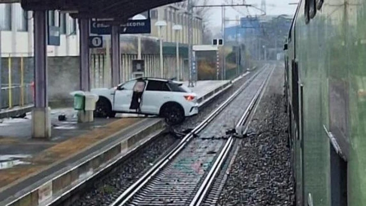 Auto in bilico sui binari, Volkswagen T-Roc blocca il flusso dei treni